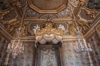 Versailles Fransa Temmuz 06: Paris, Fransa, iç, mimari detaylar bir Chateau de Versailles, tavanları yakınındaki. 06 Temmuz 2013 yılında Versailles, Fransa