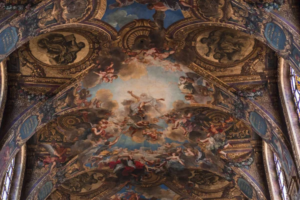 Versailles Fransa Temmuz 06: Paris, Fransa, iç, mimari detaylar bir Chateau de Versailles, tavanları yakınındaki. 06 Temmuz 2013 yılında Versailles, Fransa