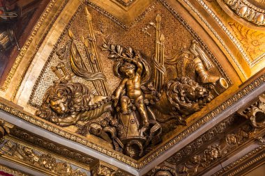 Versailles Fransa Temmuz 06: Paris, Fransa, iç, mimari detaylar bir Chateau de Versailles, tavanları yakınındaki. 06 Temmuz 2013 yılında Versailles, Fransa