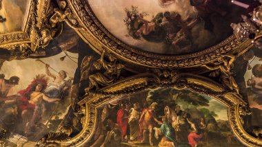 Versailles Fransa Temmuz 06: Paris, Fransa, iç, mimari detaylar bir Chateau de Versailles, tavanları yakınındaki. 06 Temmuz 2013 yılında Versailles, Fransa