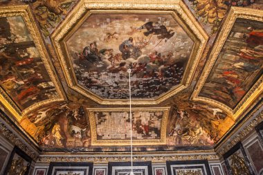 Versailles Fransa Temmuz 06: Paris, Fransa, iç, mimari detaylar bir Chateau de Versailles, tavanları yakınındaki. 06 Temmuz 2013 yılında Versailles, Fransa