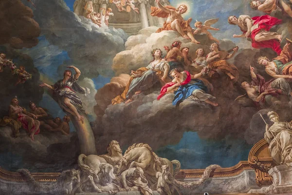 Versailles Fransa Temmuz 06: Paris, Fransa, iç, mimari detaylar bir Chateau de Versailles, tavanları yakınındaki. 06 Temmuz 2013 yılında Versailles, Fransa