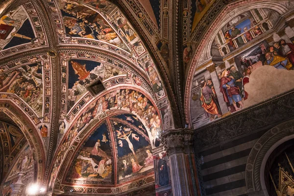 シエナ イタリア 2016 インテリアと洗礼堂 シエナ大聖堂 2016 イタリア シエナの建築装飾 — ストック写真