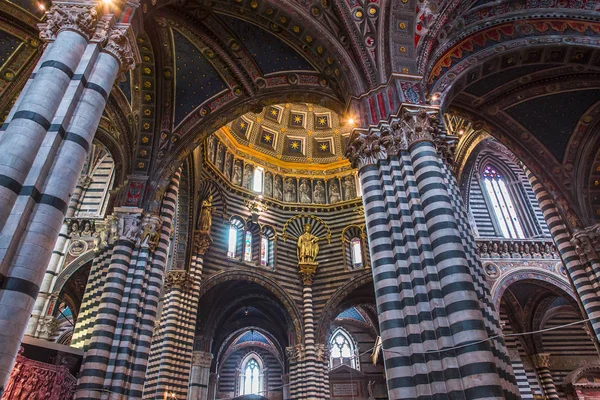 Интерьеры и декоры Сиенского собора, Сиена, Италия — стоковое фото