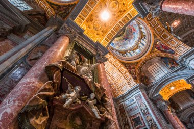 VATİKAN ŞEHRİ, VATİKAN 15 HAZİRAN 2015 İçişleri ve Aziz Peter Bazilikası 'nın mimari detayları, 15 Haziran 2015 Vatikan, Vatikan