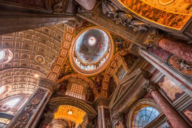 VATİKAN ŞEHRİ, VATİKAN 15 HAZİRAN 2015 İçişleri ve Aziz Peter Bazilikası 'nın mimari detayları, 15 Haziran 2015 Vatikan, Vatikan