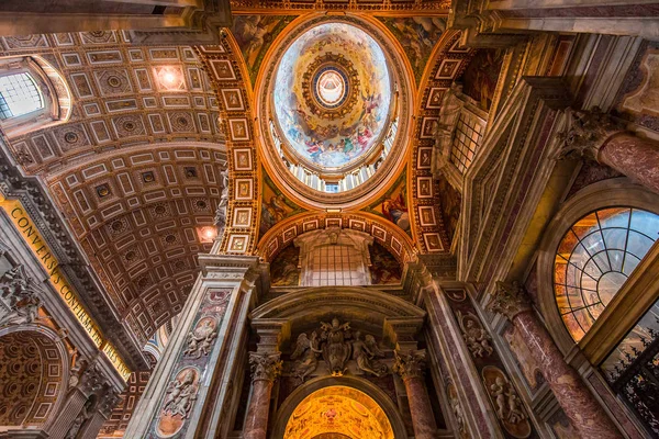 Vatican City Vatican June 2015年6月15日 梵蒂冈圣彼得大教堂的内部和建筑细节 — 图库照片