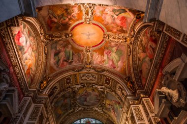 Roma, İtalya, 18 Haziran 2015: iç mekanlar ve mimari detaylar Santa maria del popolo kilise, 18 Haziran 2015, Roma, İtalya