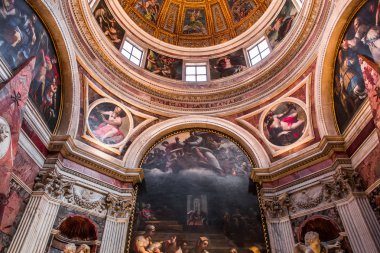 Roma, İtalya, 18 Haziran 2015: iç mekanlar ve mimari detaylar Santa maria del popolo kilise, 18 Haziran 2015, Roma, İtalya
