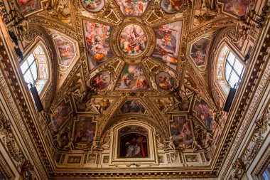 Roma, İtalya, 17 Haziran 2015: iç mekanlar ve basilica di Santa Maria in Trastevere, 17 Haziran 2015 Roma, İtalya, mimari detaylar