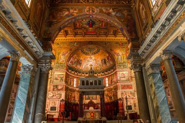 Roma, İtalya, 17 Haziran 2015: iç mekanlar ve basilica di Santa Maria in Trastevere, 17 Haziran 2015 Roma, İtalya, mimari detaylar