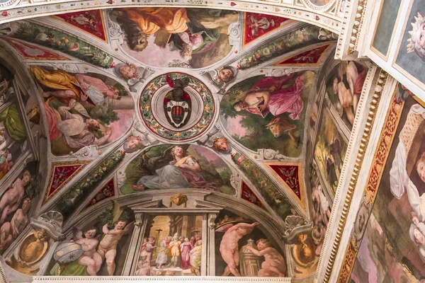 Trinita dei Monti templom, Róma, Olaszország — Stock Fotó