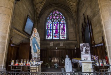 Poissy, Fransa, 12 Eylül 2016: iç mekanlar ve ayrıntılarını Collegiale notre dame church, 12 Eylül 2016 yılında Poissy, yvelines, Fransa