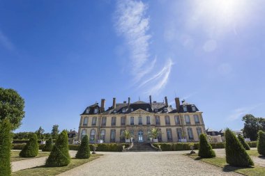 LA MOTTE TILLY, FRANCE, AĞUSTOS 07, 2016: La Motte Tilly kalesinin dış ve bahçeleri, Ağustos 07, 2016, La Motte Tilly, Fransa