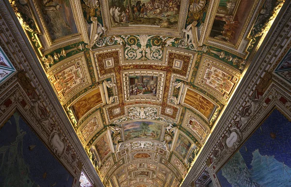 Interiores y detalles del Museo Vaticano, Ciudad del Vaticano — Foto de Stock