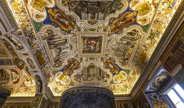 Interiéry a podrobnosti o Vatikánská muzea, Vatikánský městský stát — Stock fotografie