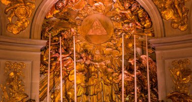 Versailles Fransa Nisan 01: İç, mimari detaylar bir tavan Kraliyet Şapel, Versailles, Fransa