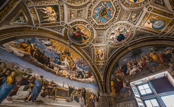 Interiores de las salas de Rafael, Museo Vaticano, Vaticano — Foto de Stock