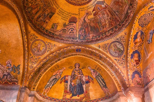 Interiér baziliky svatého Marka, Benátky, Itálie — Stock fotografie