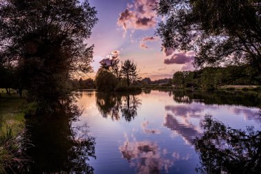 Santeny, Fransa 'da bir gölette gün batımı