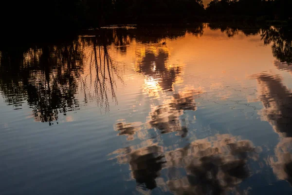 Solnedgång på en damm i Santeny, Frankrike — Stockfoto
