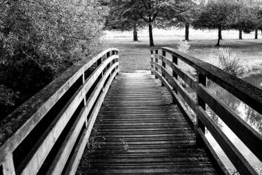 Santeny, Fransa 'da bir gölette tahta köprü