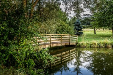 Santeny, Fransa 'da bir gölette tahta köprü