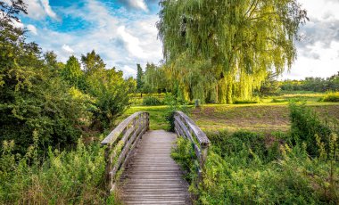 Santeny, Fransa 'da bir gölette tahta köprü