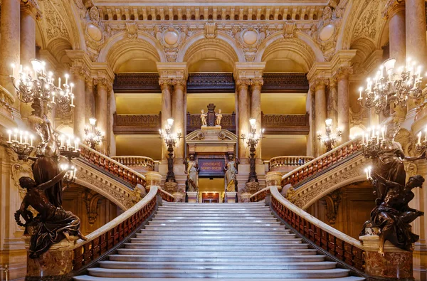 El Palais Garnier, Ópera de París, gran escalera — Foto de Stock