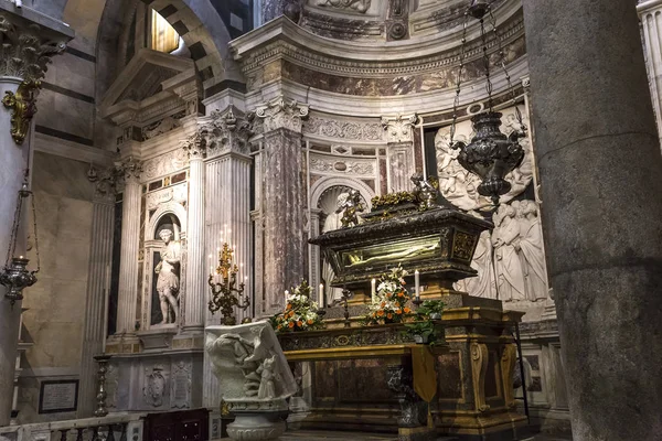 比萨大教堂的内部和细节，意大利比萨 — 图库照片