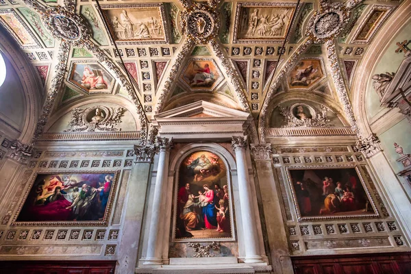 Εσωτερικούς χώρους Βασιλική San Frediano, Lucca, Ιταλία — Φωτογραφία Αρχείου