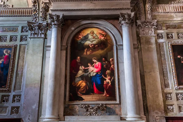 Interiores Basílica de San Frediano, Lucca, Italia — Foto de Stock