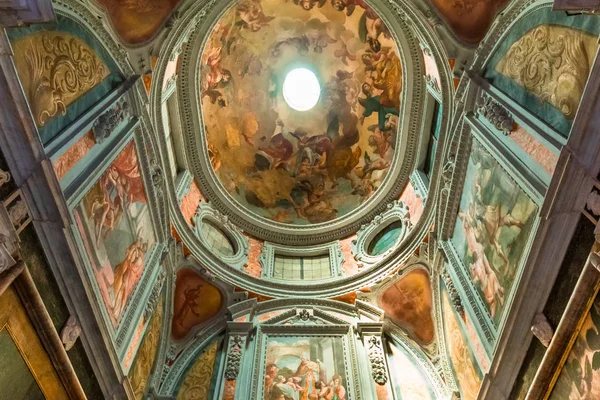 Wnętrza bazyliki San Frediano, Lucca, Włochy — Zdjęcie stockowe