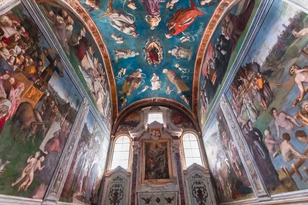 Интерьеры базилики Сан-Фредьяно, Лукка, Италия — стоковое фото