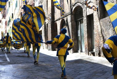 Davul ve bayraklar geçit töreni, Piazza del Campo, Siena, İtalya