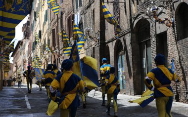 Davul ve bayraklar geçit töreni, Piazza del Campo, Siena, İtalya