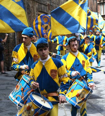 Davul ve bayraklar geçit töreni, Piazza del Campo, Siena, İtalya