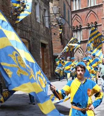 Davul ve bayraklar geçit töreni, Piazza del Campo, Siena, İtalya