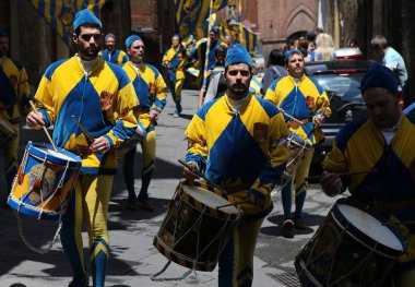 Davul ve bayraklar geçit töreni, Piazza del Campo, Siena, İtalya