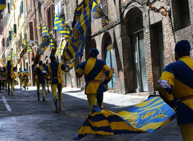 Davul ve bayraklar geçit töreni, Piazza del Campo, Siena, İtalya