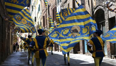 Davul ve bayraklar geçit töreni, Piazza del Campo, Siena, İtalya