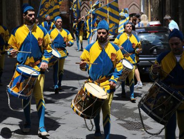 Davul ve bayraklar geçit töreni, Piazza del Campo, Siena, İtalya