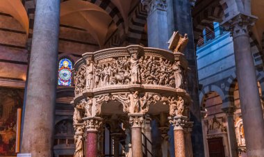 Pisa katedralinin içerisi ve detayları, Pisa, İtalya