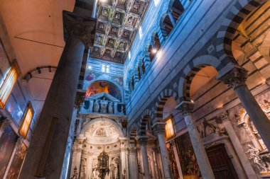 Pisa katedralinin içerisi ve detayları, Pisa, İtalya