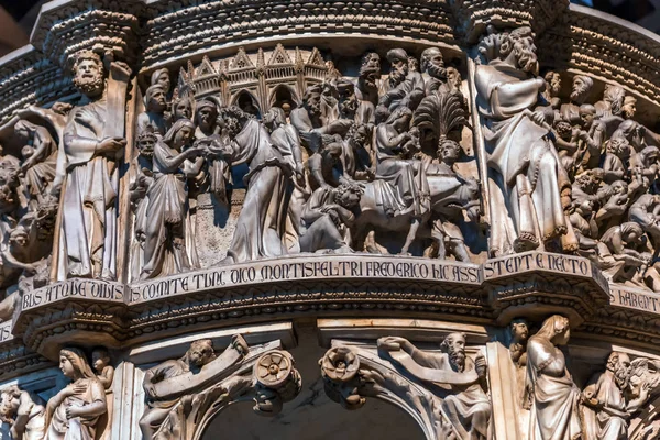 Interieurs en details van Pisa kathedraal, Pisa, Italië — Stockfoto