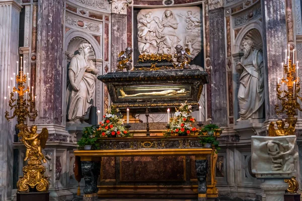 比萨大教堂的内部和细节，意大利比萨 — 图库照片