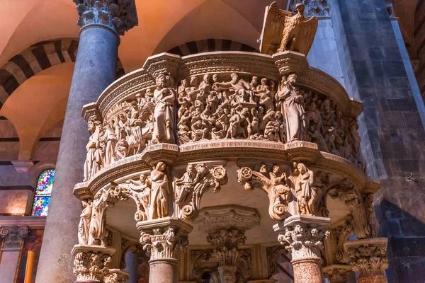 Interieurs en details van Pisa kathedraal, Pisa, Italië — Stockfoto