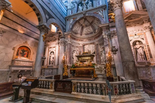 Interiores y detalles de la catedral de Pisa, Pisa, Italia — Foto de Stock