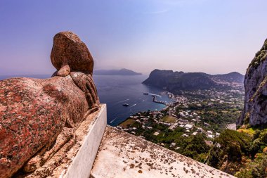 İtalya, Capri Adası 'ndaki bir sfenks heykeli.