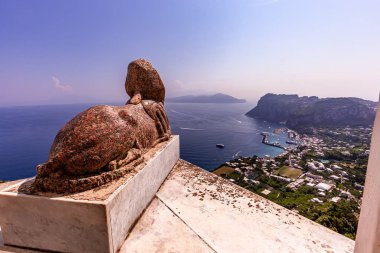 İtalya, Capri Adası 'ndaki bir sfenks heykeli.